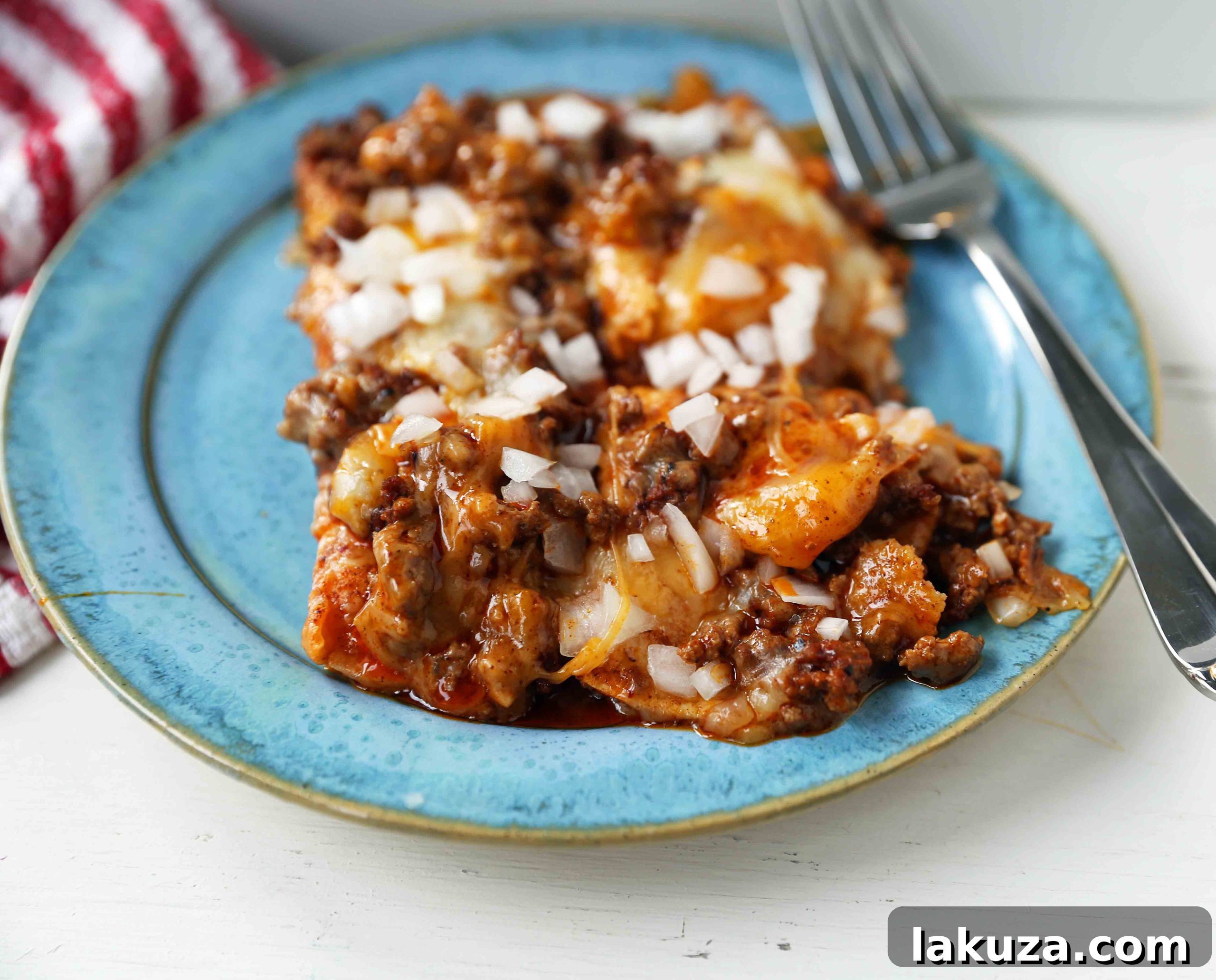 Chile con Carne Enchiladas. Authentic Tex-Mex Beef Enchiladas Recipe. Cheese Enchiladas topped with homemade chile con carne. The best chile con carne enchiladas recipe! #chiliconcarne #texmex #texmexenchiladas #enchiladas #mexicanfood