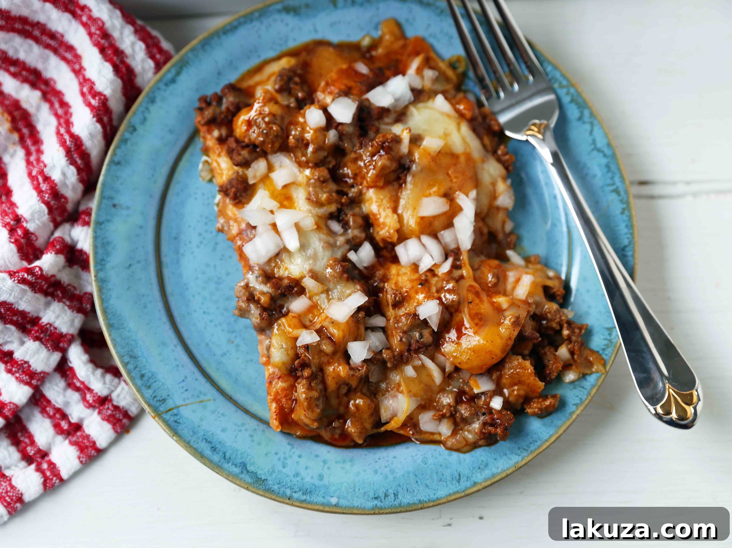 Chile con Carne Enchiladas. Authentic Tex-Mex Beef Enchiladas Recipe. Cheese Enchiladas topped with homemade chile con carne. The best chile con carne enchiladas recipe! #chiliconcarne #texmex #texmexenchiladas #enchiladas #mexicanfood