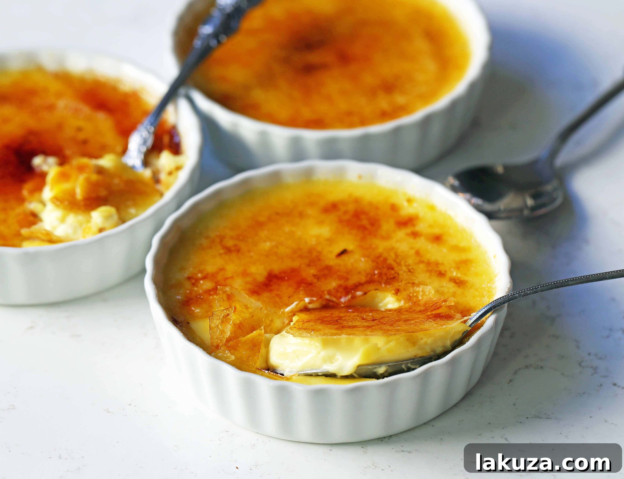 Creme Brulee Recipe. Howto make the best creme brulee. A creamy, silky vanilla custard topped with crisp sugar crust is one of the most popular desserts at restaurants for good reason. www.modernhoney.com #cremebrulee #vanillacremebrulee #dessert #valentinesday #valentinesdaydessert