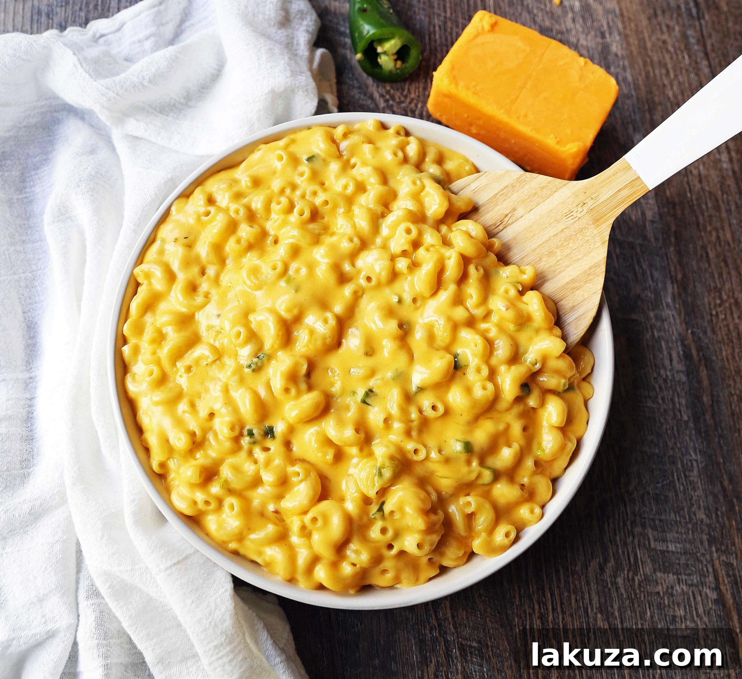 Creamy Jalapeno Macaroni and Cheese. Stovetop homemade creamy macaroni and cheese with sauteed jalapenos. Mac and Cheese with a kick! www.modernhoney.com #macandcheese #macaroniandcheese #jalapenomacandcheese #homemademacandcheese #sidedish