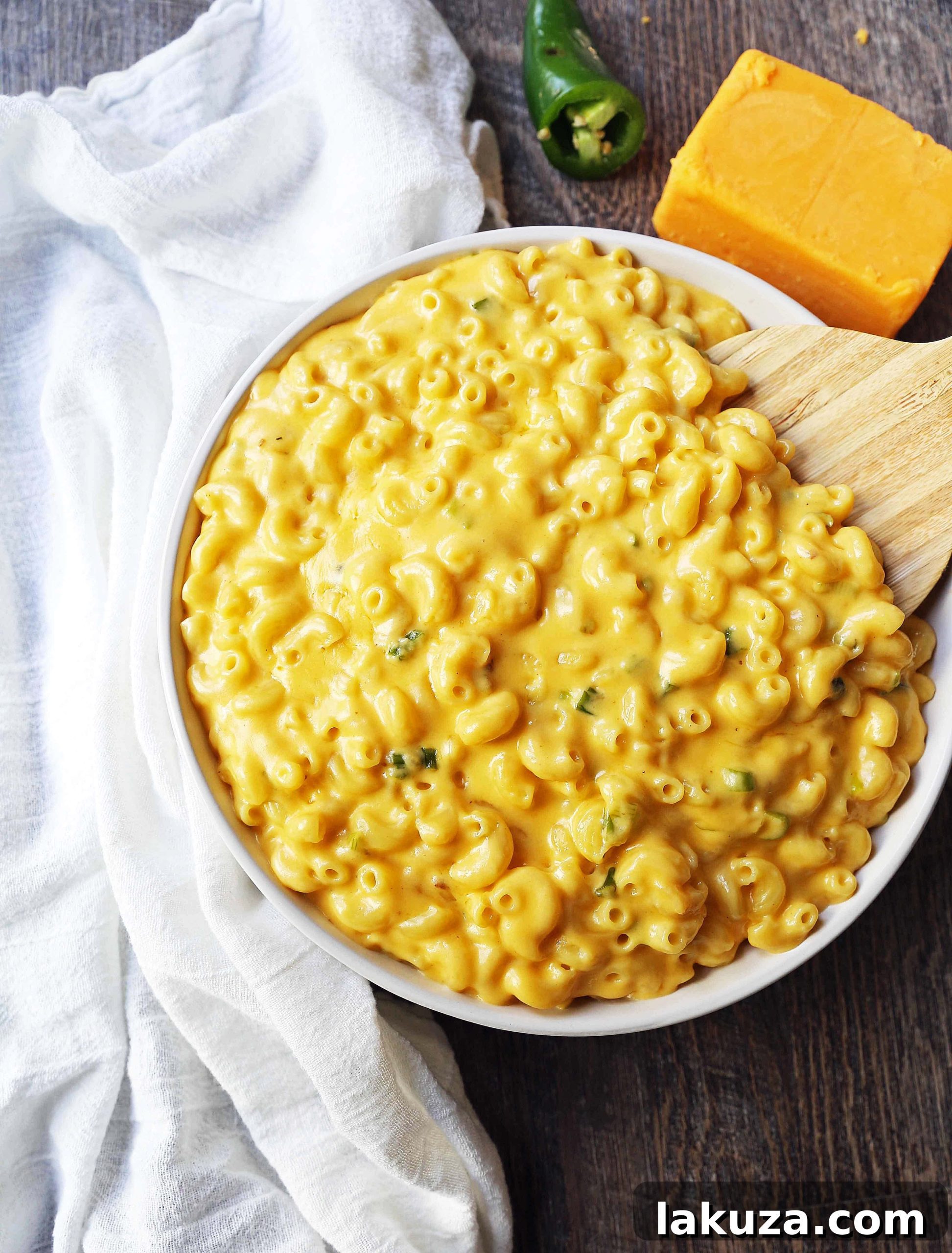 Creamy Jalapeno Macaroni and Cheese. Stovetop homemade creamy macaroni and cheese with sauteed jalapenos. Mac and Cheese with a kick! www.modernhoney.com #macandcheese #macaroniandcheese #jalapenomacandcheese #homemademacandcheese #sidedish