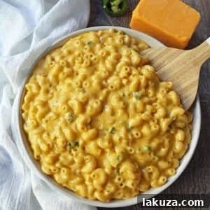Creamy Jalapeno Macaroni and Cheese. Stovetop homemade creamy macaroni and cheese with sauteed jalapenos. Mac and Cheese with a kick! www.modernhoney.com #macandcheese #macaroniandcheese #jalapenomacandcheese #homemademacandcheese #sidedish