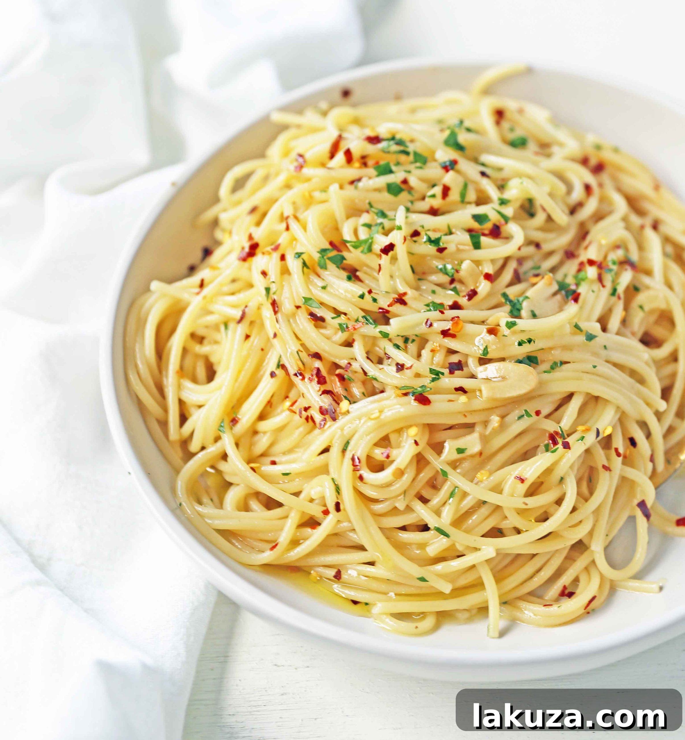 Spaghetti Aglio e Olio: Authentic Italian pasta with garlic, olive oil, red pepper flakes, and fresh parsley, ready in 20 minutes.