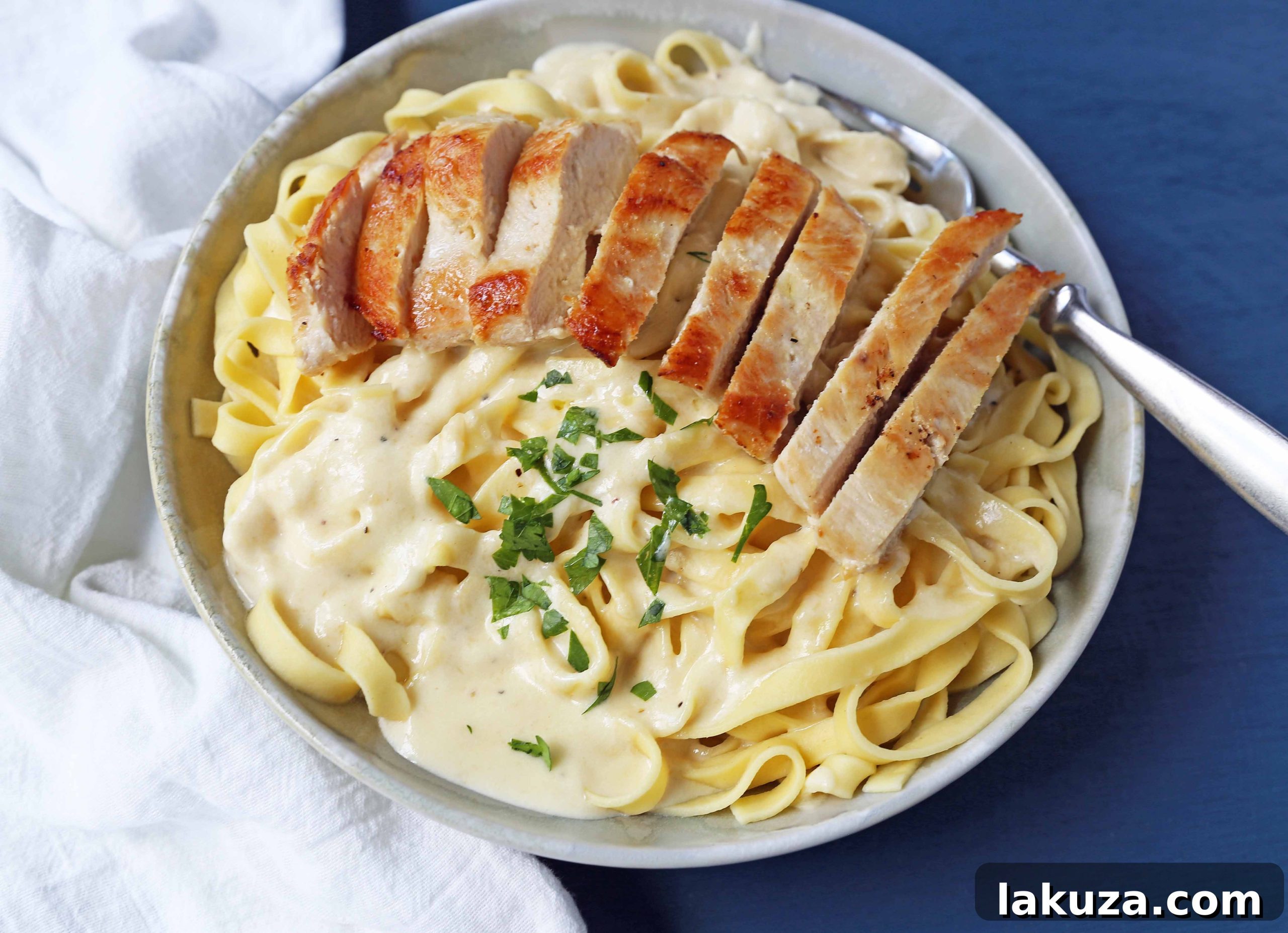Creamy Chicken Fettuccine Delight 3 A serving of homemade Chicken Fettuccine Alfredo, showcasing the rich sauce coating the pasta and tender chicken pieces.