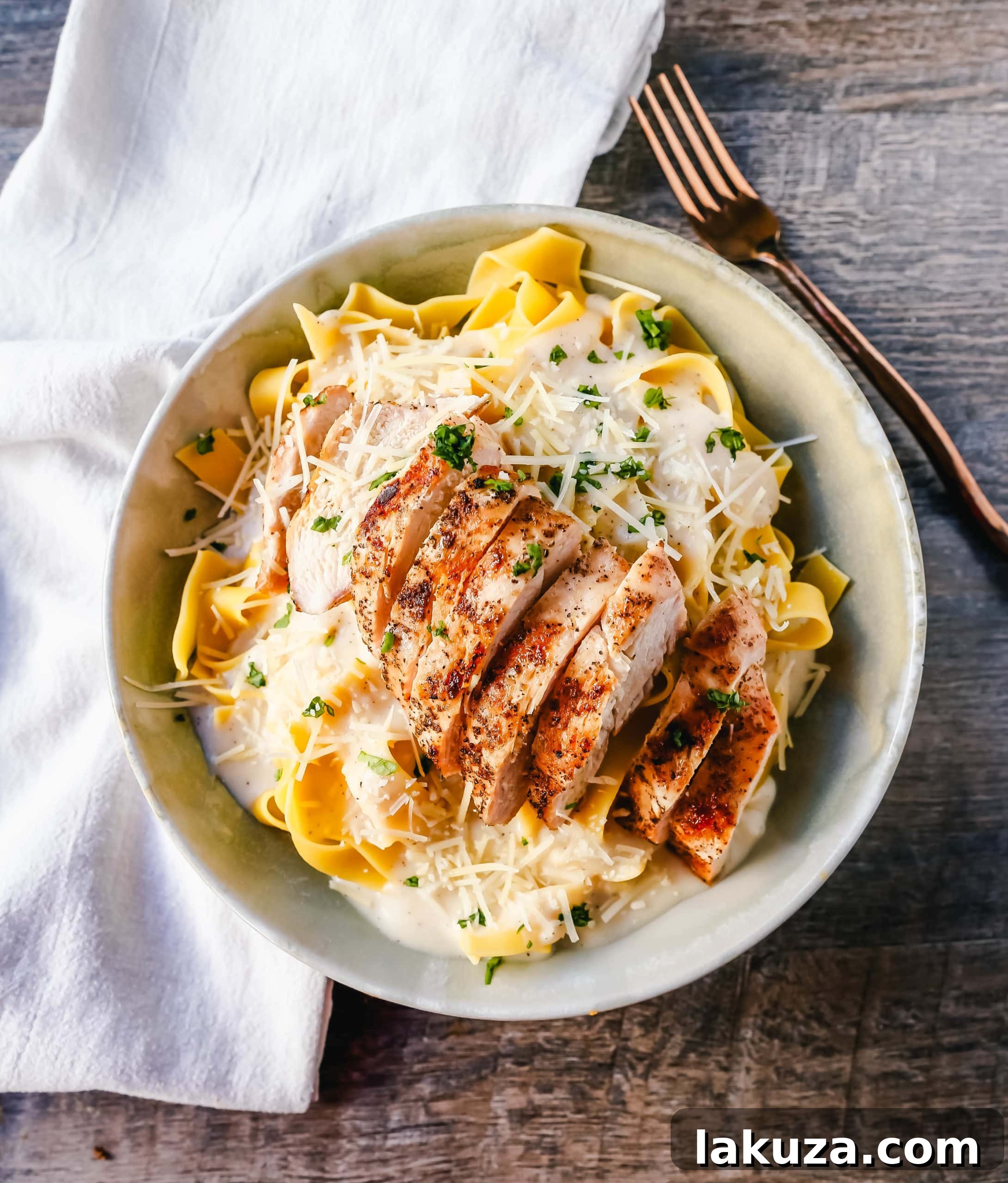 Delicious Skinny Low-Fat Chicken Fettuccine Alfredo with grilled chicken, low-fat alfredo sauce, and fettuccine pasta. A healthier alternative for a classic dish. www.modernhoney.com #lowfat #chicken #pasta