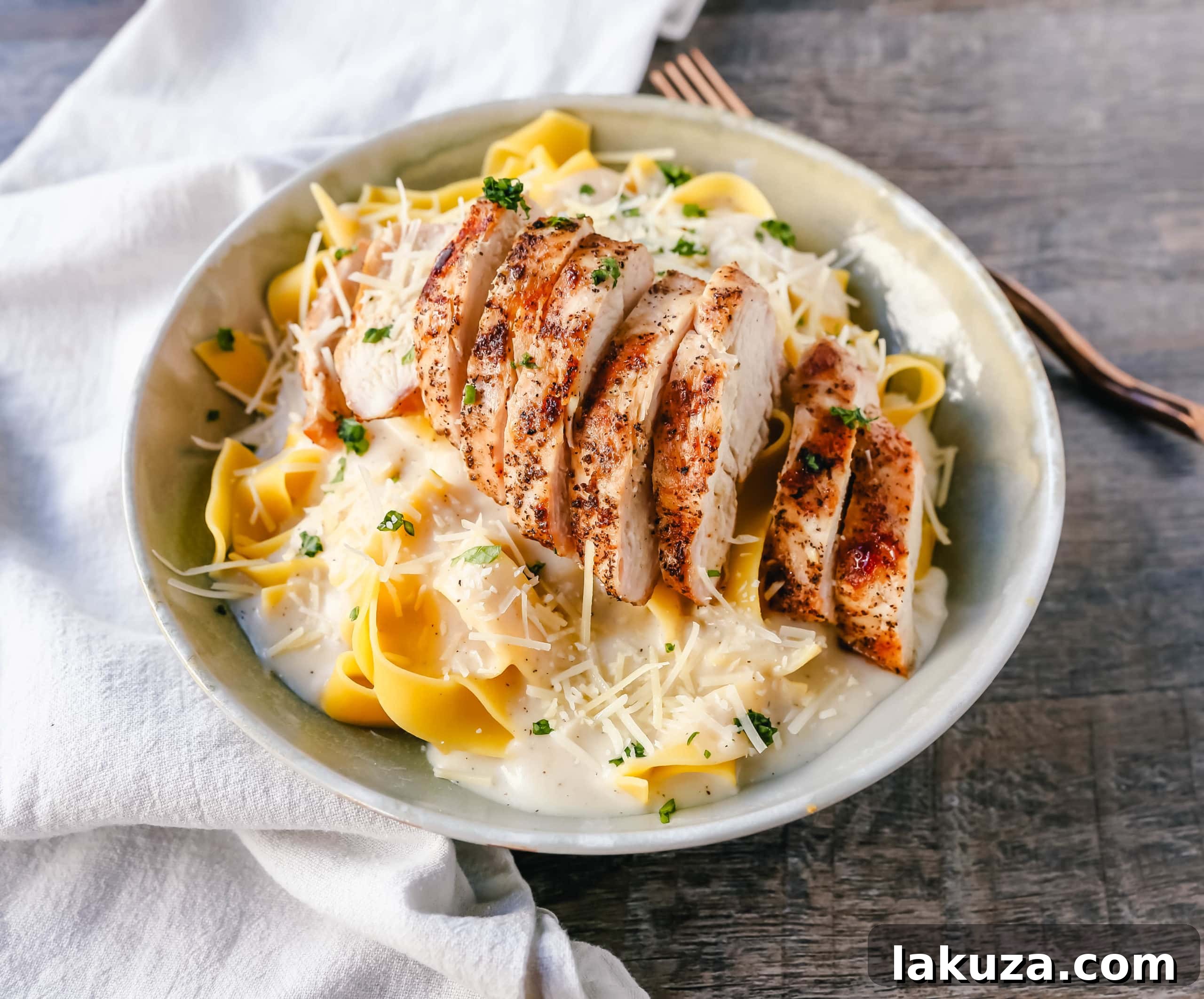 Close-up of Skinny Low-Fat Chicken Fettuccine Alfredo, showcasing tender grilled chicken, a rich and creamy low-fat alfredo sauce, and perfectly coated fettuccine noodles. A delicious and healthy pasta option. www.modernhoney.com #lowfat #chicken #pasta
