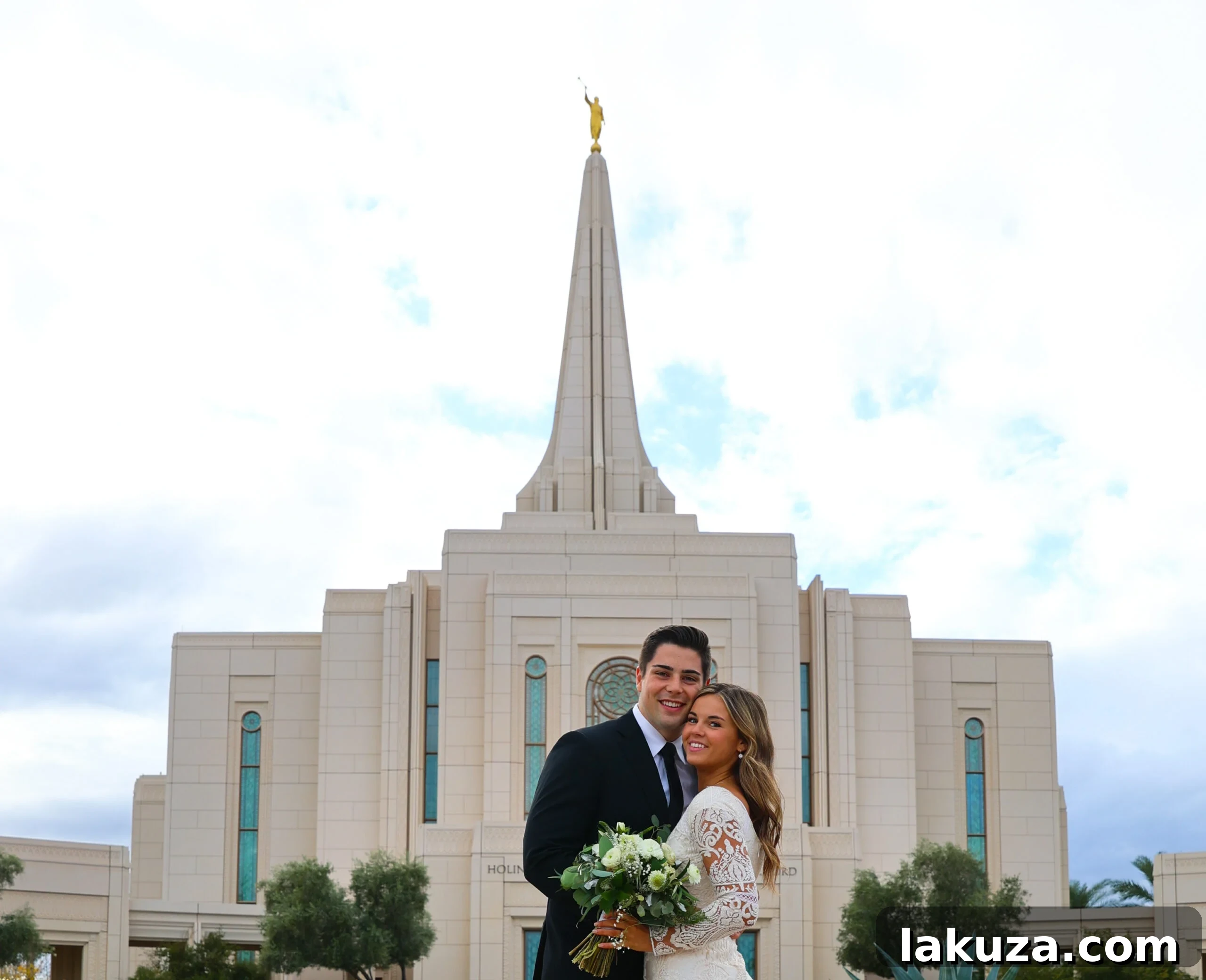 Group photo of family and wedding party outside the temple