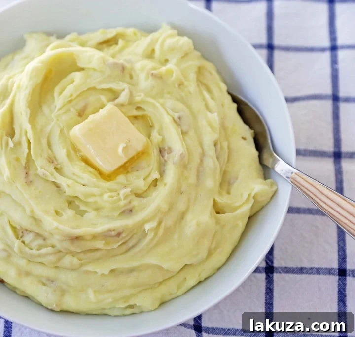 Perfect Creamy Mashed Potatoes: Foolproof recipe for classic, velvety mashed potatoes, a universally loved Thanksgiving side dish.