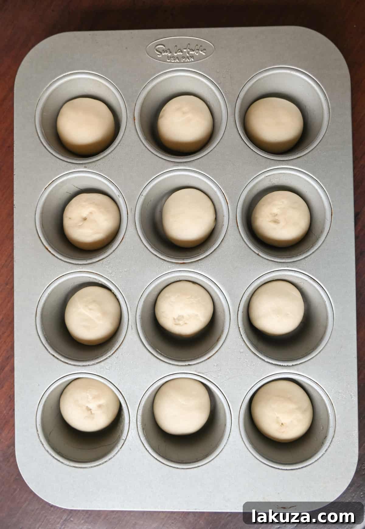 A tray of perfectly baked Everything Bagel Cream Cheese Bites, golden and generously coated with seasoning, ready for serving as an easy and delicious snack.