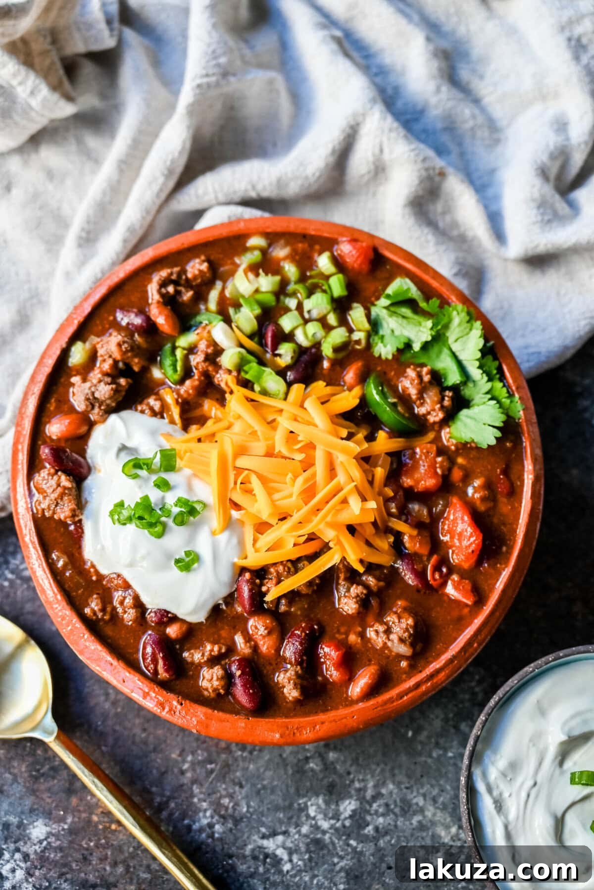 Close-up of a vibrant bowl of slow cooker beef chili, showcasing its rich texture and colorful ingredients.
