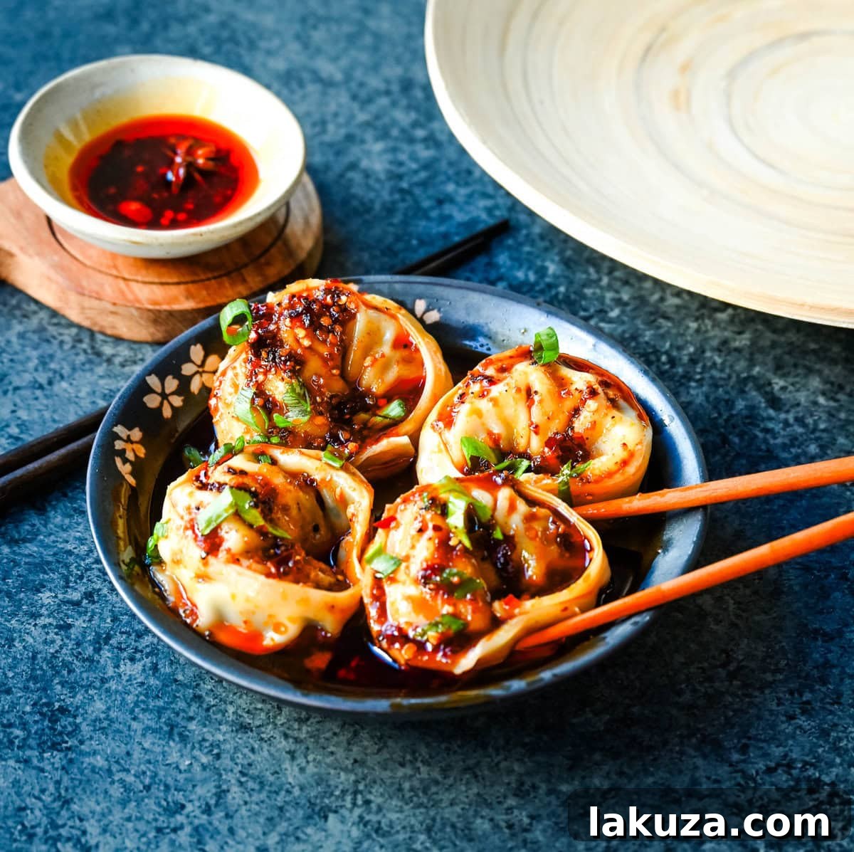 Spicy Chili Wonton Delight 4 Spicy Wonton Dumplings with Spicy Chili Sauce. How to make the perfect spicy, sweet, and tangy homemade chili sauce to toss on wontons or dumplings for a quick and easy meal. This recipe is reminiscent of the spicy wontons you will find at Din Tai Fung.