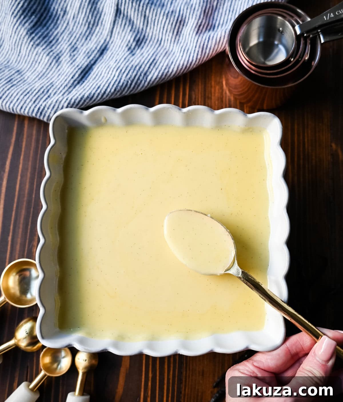 Vanilla Creme Anglaise for Bread Pudding 4 Vanilla Sauce for Bread Pudding (Creme Anglaise). How to make the best vanilla sauce perfect for bread pudding or other desserts. This simple creme anglaise is a rich, vanilla custard sauce made with cream, milk, egg yolks, sugar, and vanilla. It is an easy vanilla sauce recipe but adds so much creamy decadence to desserts.