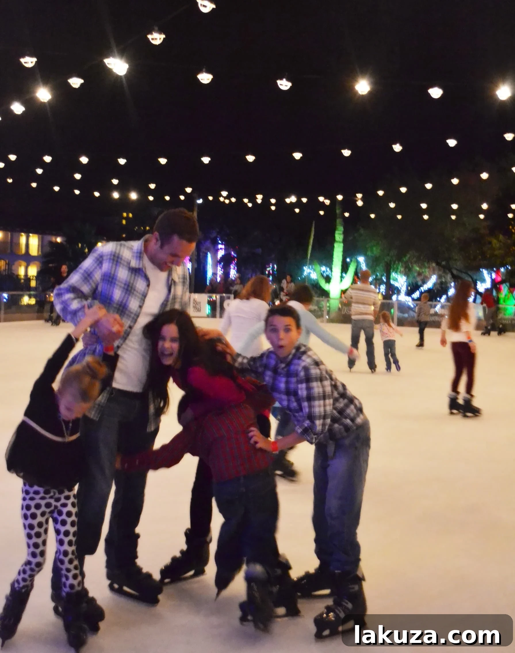 Holiday Happiness Hunt 11 Christmas Bucket List. 10 Ways to Feel the Christmas Spirit by Modern Honey.
