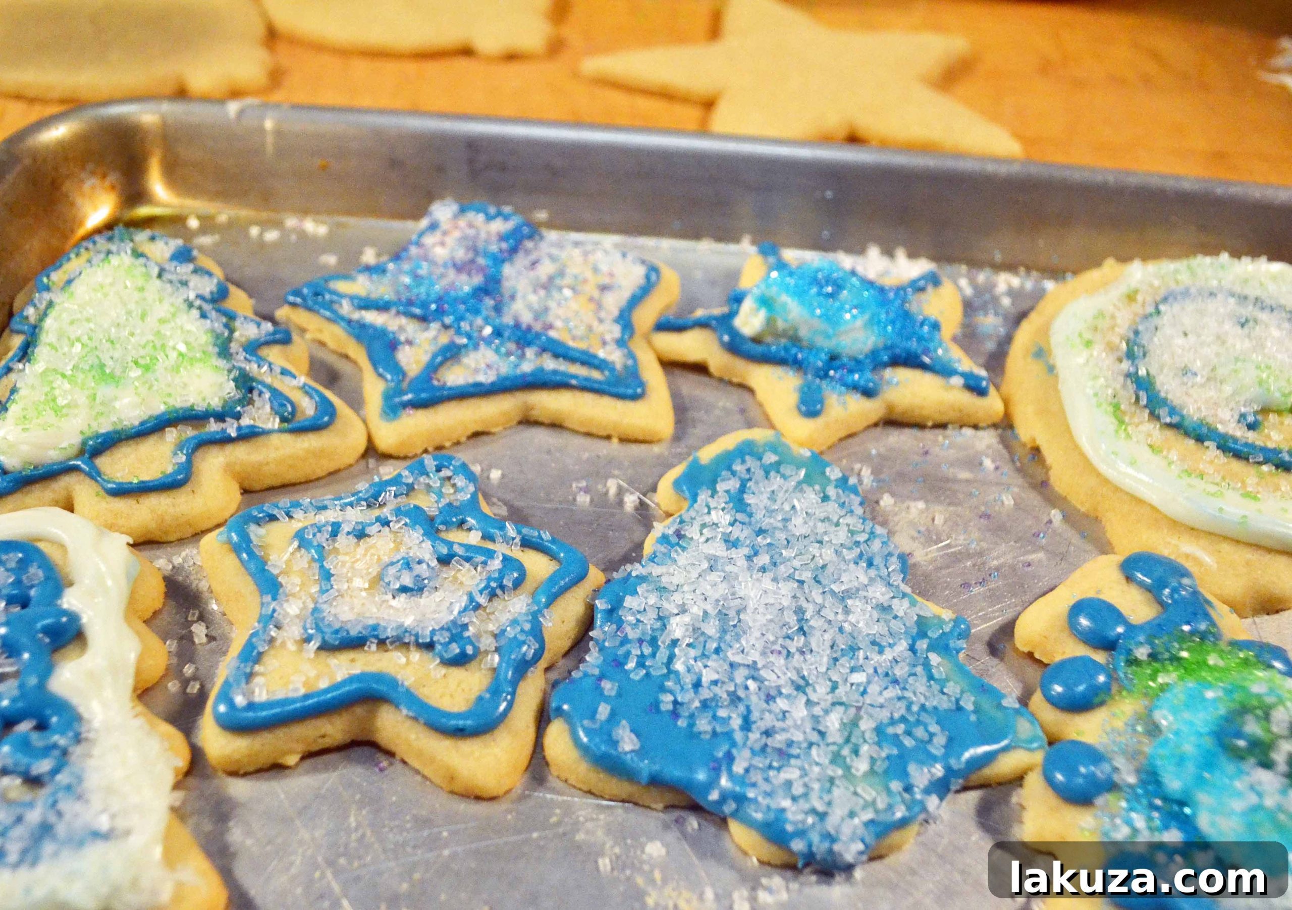 Holiday Happiness Hunt 17 Christmas Bucket List. 10 Ways to Feel the Christmas Spirit by Modern Honey.
