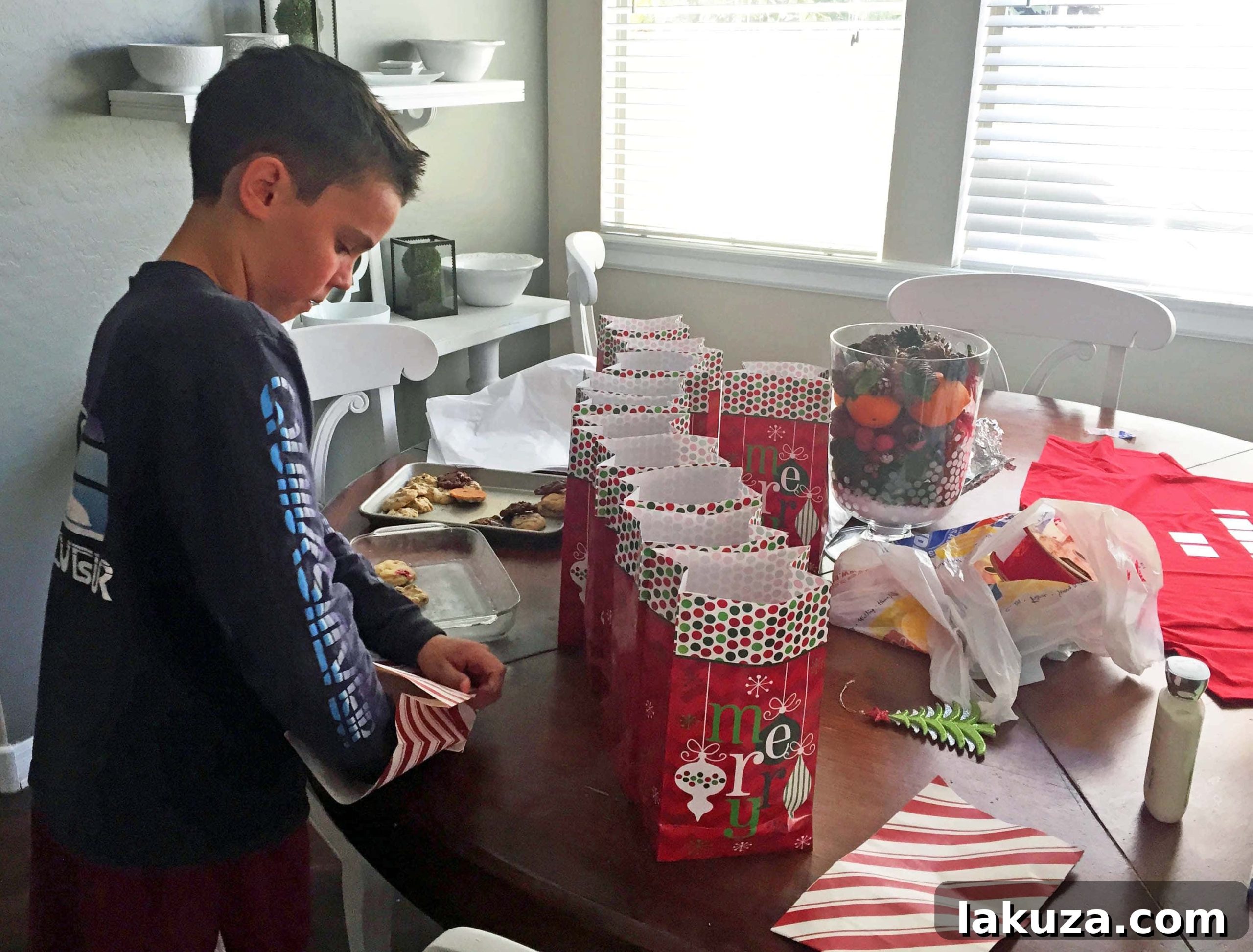 Holiday Happiness Hunt 5 Christmas Bucket List. 10 Ways to Feel the Christmas Spirit by Modern Honey.