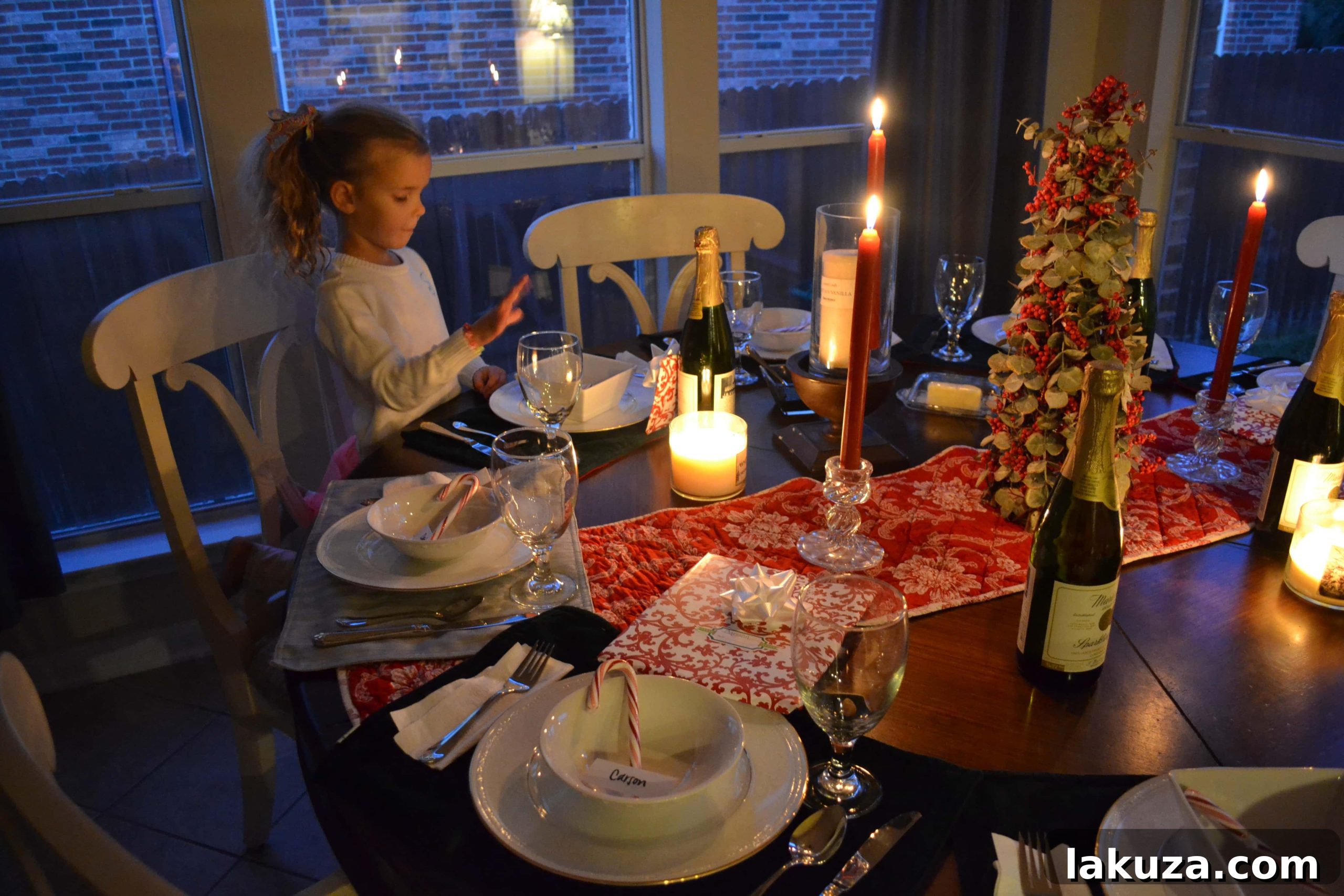 Holiday Happiness Hunt 7 Christmas Bucket List. 10 Ways to Feel the Christmas Spirit by Modern Honey. Christmas Eve Dinner.