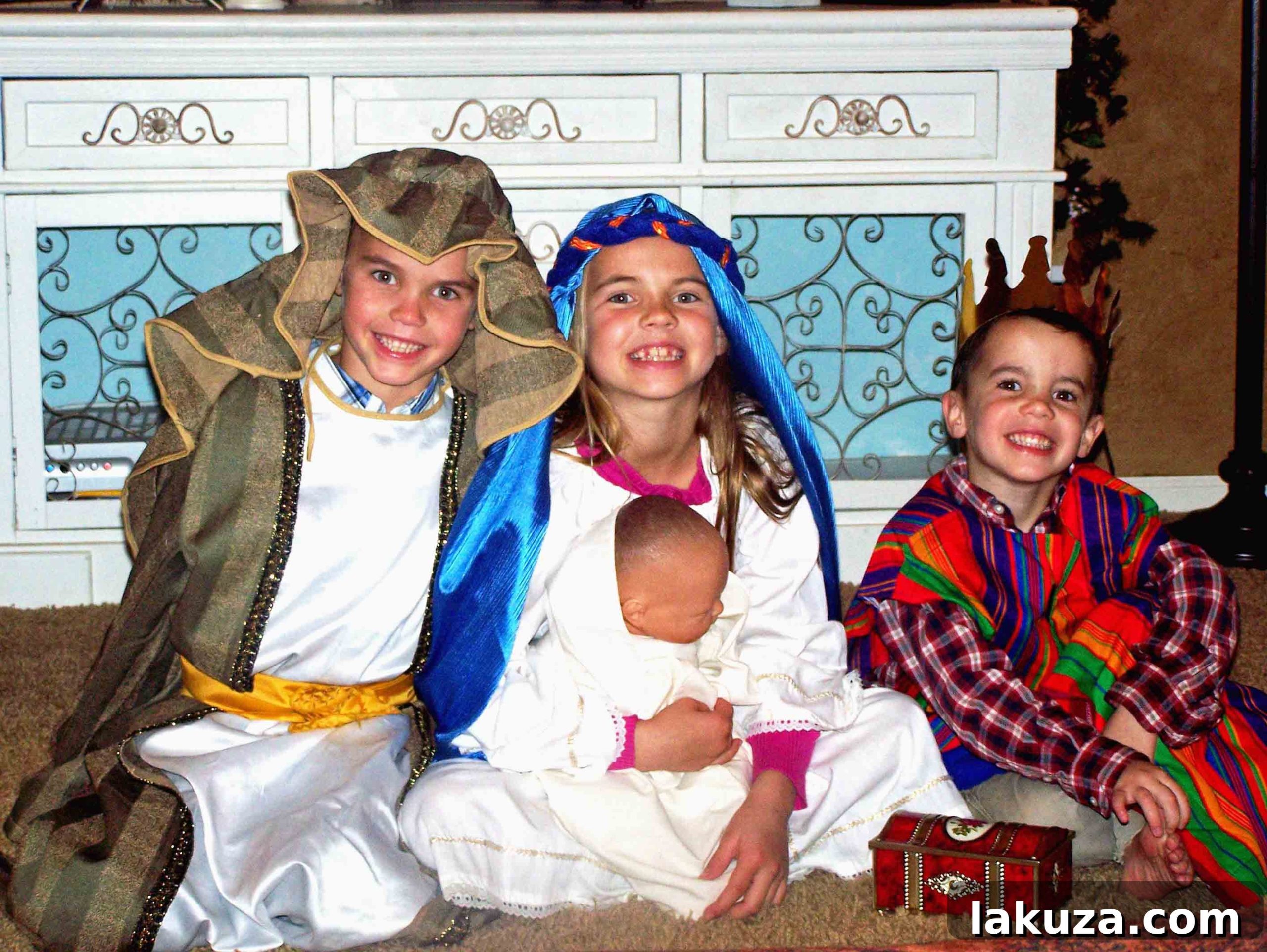 Holiday Happiness Hunt 9 Christmas Bucket List. 10 Ways to Feel the Christmas Spirit by Modern Honey. Kids Nativity.