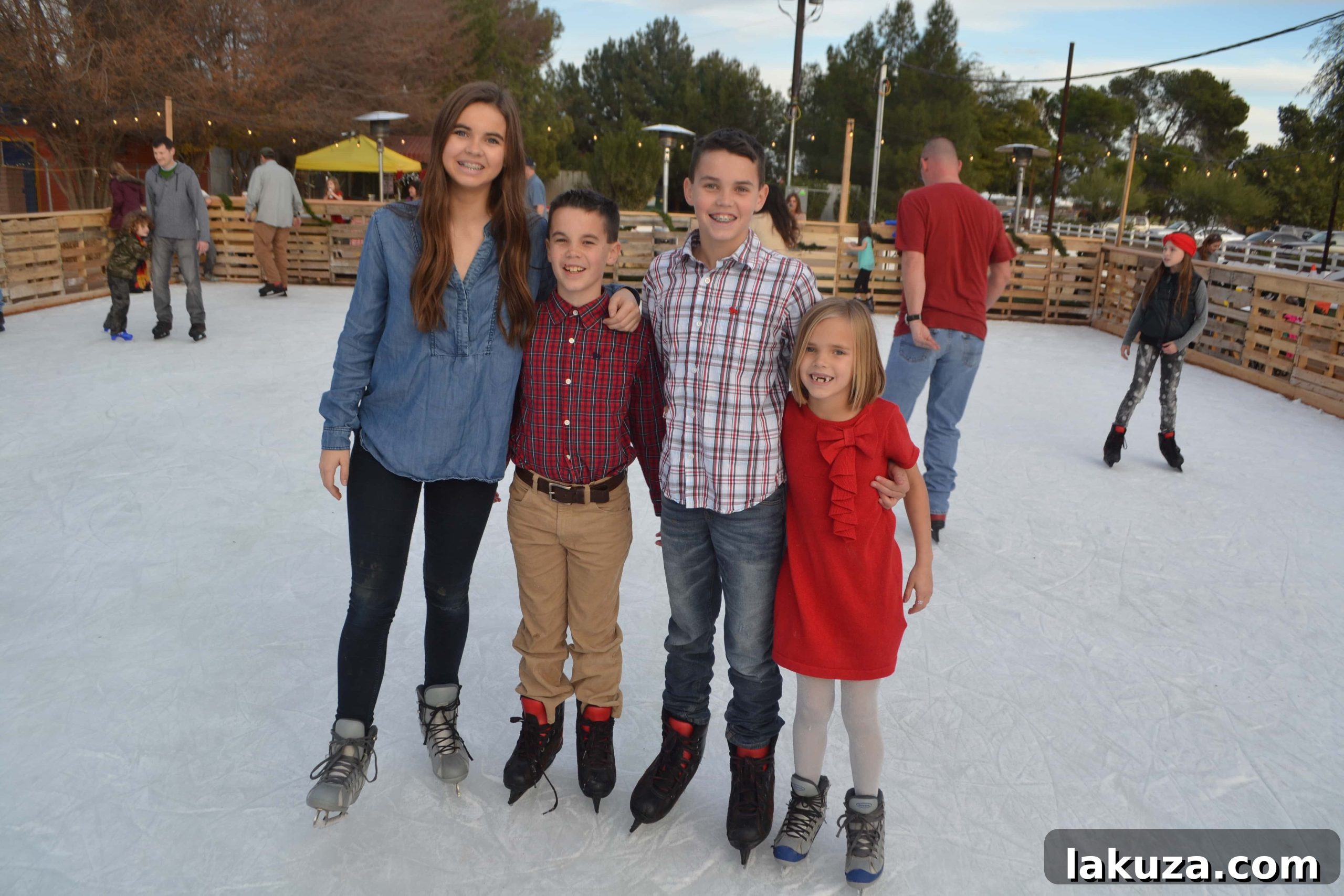 Holiday Happiness Hunt 10 Christmas Bucket List. 10 Ways to Feel the Christmas Spirit by Modern Honey.