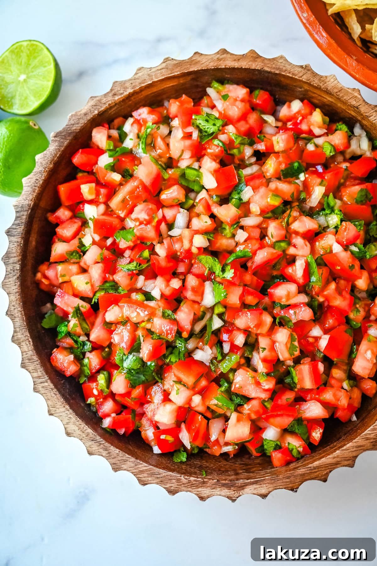 Pico de Gallo 2 How to make fresh homemade pico de gallo made with the freshest ingredients -- fresh tomatoes, onion, cilantro, jalapeños, and lime juice. It is delicious on tacos, burritos, grilled meats, or as a simple fresh salsa with tortilla chips. It is super easy to whip up and is made with only six ingredients.