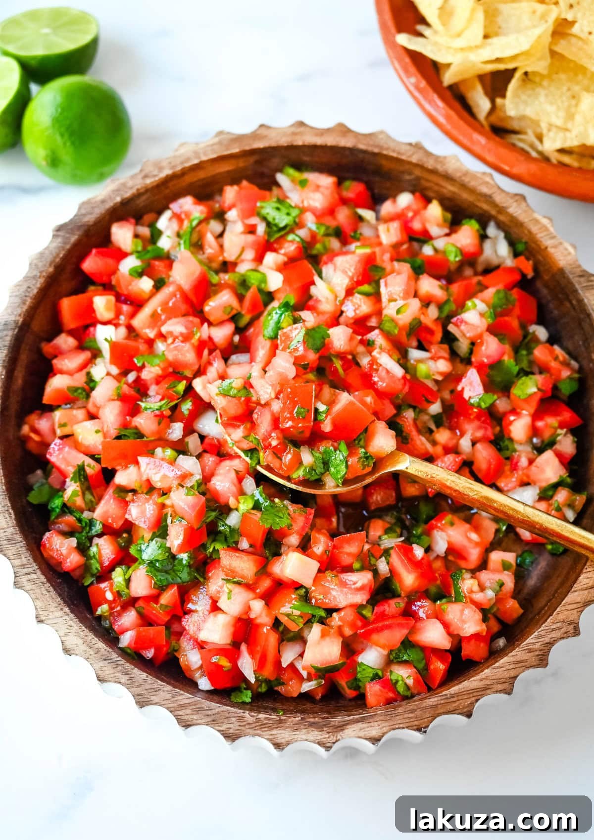 Pico de Gallo 3 How to make fresh homemade pico de gallo made with the freshest ingredients -- fresh tomatoes, onion, cilantro, jalapeños, and lime juice. It is delicious on tacos, burritos, grilled meats, or as a simple fresh salsa with tortilla chips. It is super easy to whip up and is made with only six ingredients.