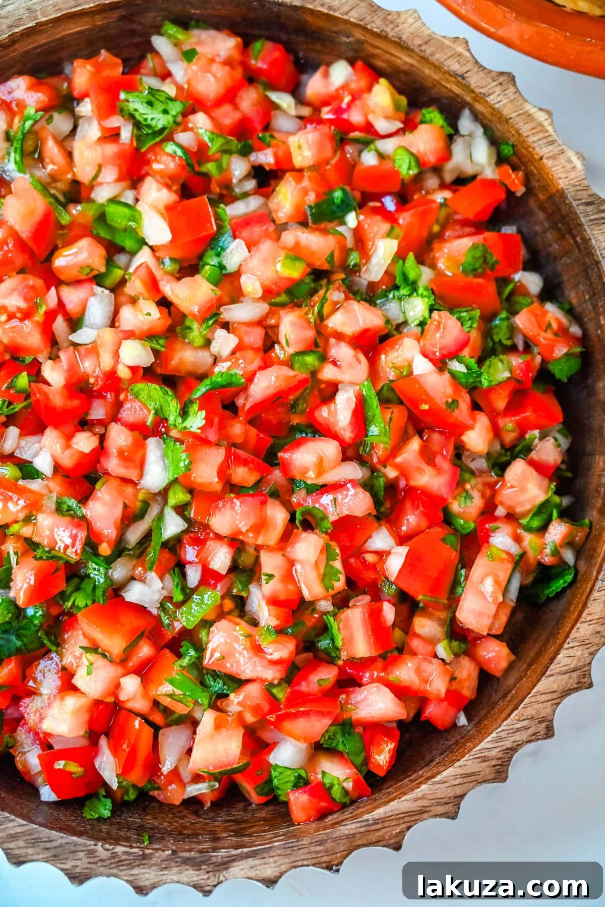 Pico de Gallo 7 How to make fresh homemade pico de gallo made with the freshest ingredients -- fresh tomatoes, onion, cilantro, jalapeños, and lime juice. It is delicious on tacos, burritos, grilled meats, or as a simple fresh salsa with tortilla chips. It is super easy to whip up and is made with only six ingredients.