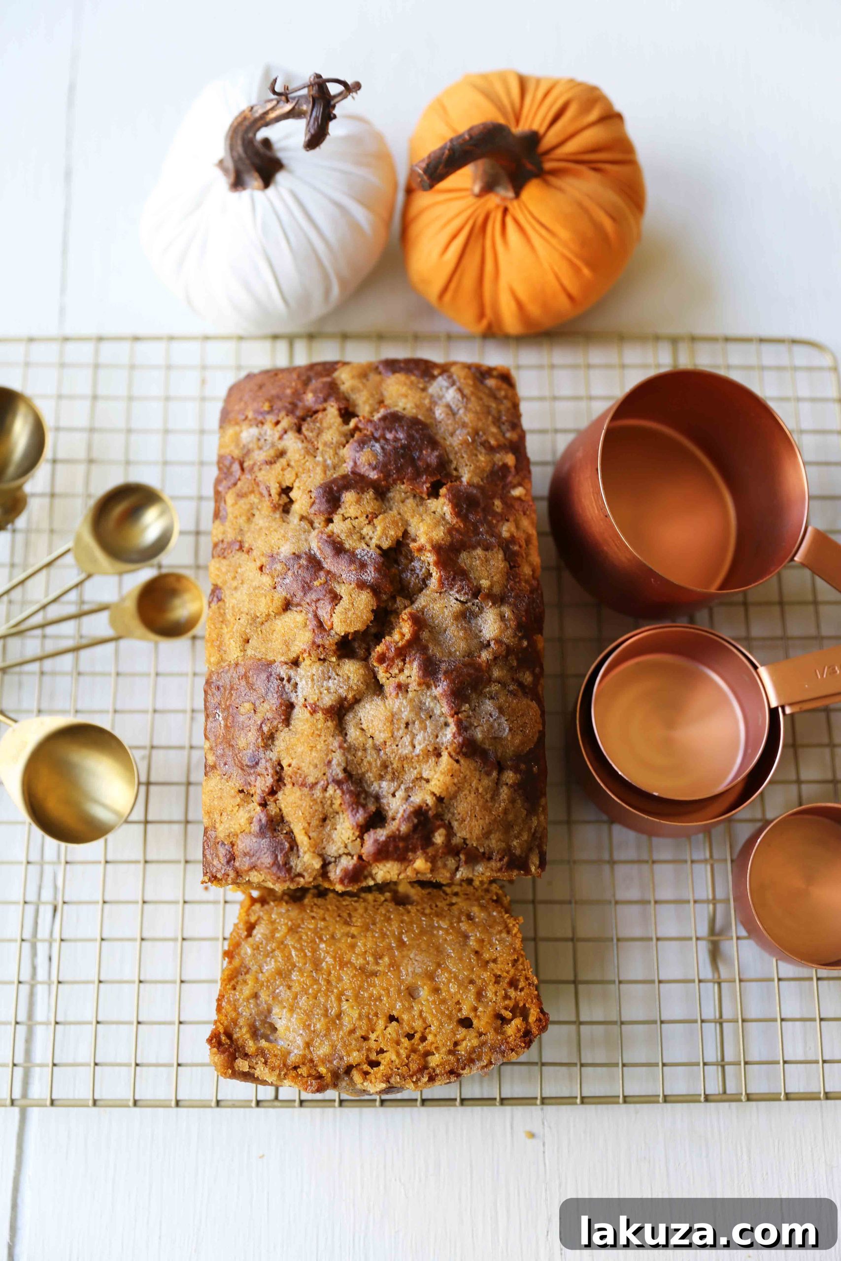 Pumpkin Bread Recipe. The best pumpkin bread perfect for Fall. How to make an easy pumpkin loaf. www.modernhoney.com #pumpkinbread #pumpkin #pumpkinloaf #pumpkinrecipes