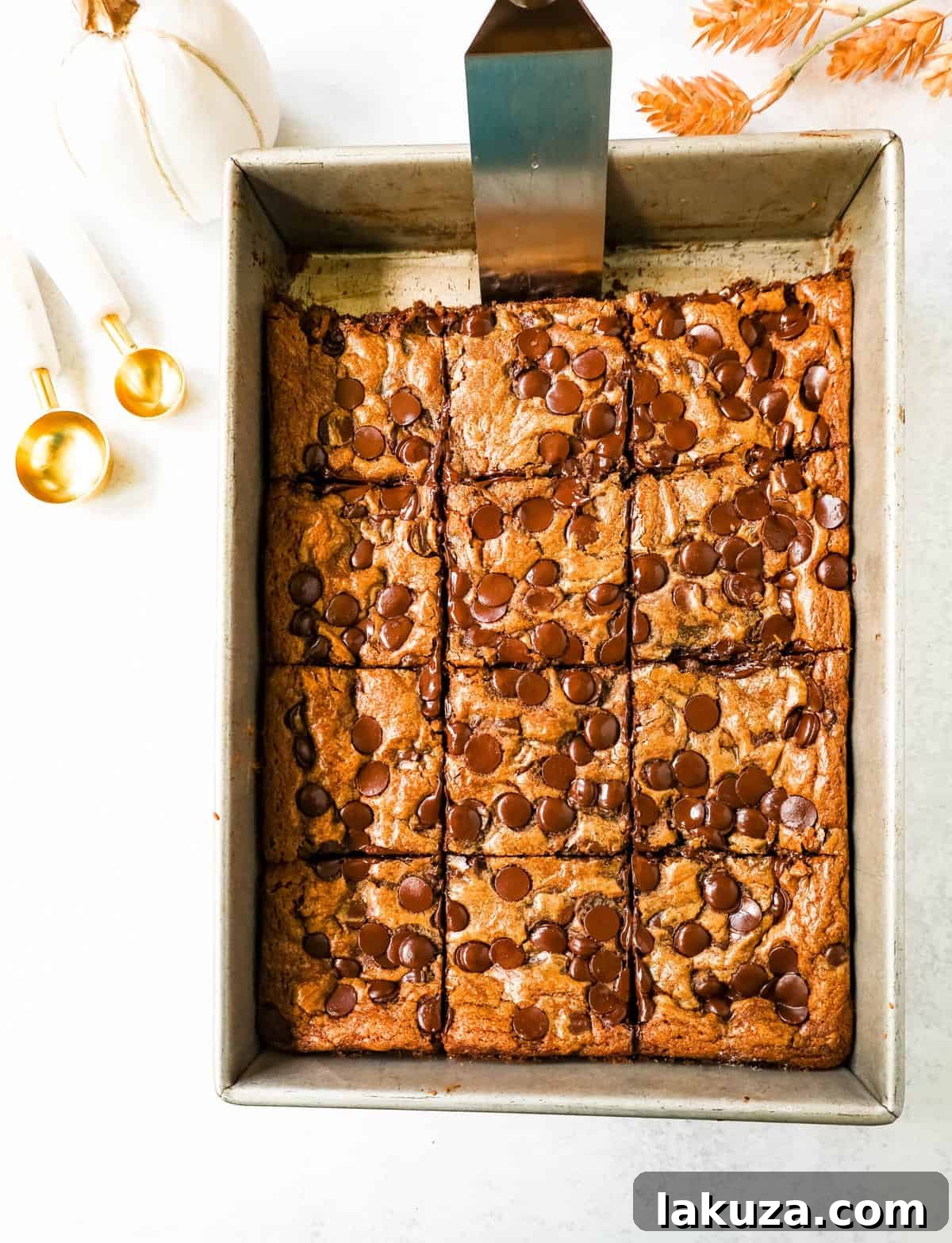 Pumpkin Chocolate Chip Bars are moist, chewy pumpkin spiced bars with chocolate chips. These pumpkin chocolate chip blondies are soft and chewy and perfect for Fall.