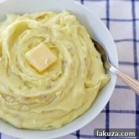Perfect Creamy Mashed Potatoes. Simple, foolproof, creamy classic mashed potatoes recipe. This is a classic side dish that everyone will love! How to make the BEST Mashed Potatoes. www.modernhoney.com #mashedpotatoes #potatoes #thanksgiving #thanksgivingsidedish