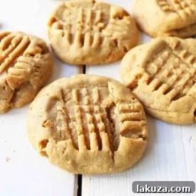 Soft Chewy Peanut Butter Cookies. How to make the perfect peanut butter cookie. www.modernhoney.com #peanutbutter #peanutbuttercookies #softpeanutbuttercookies #chewypeanutbuttercookies