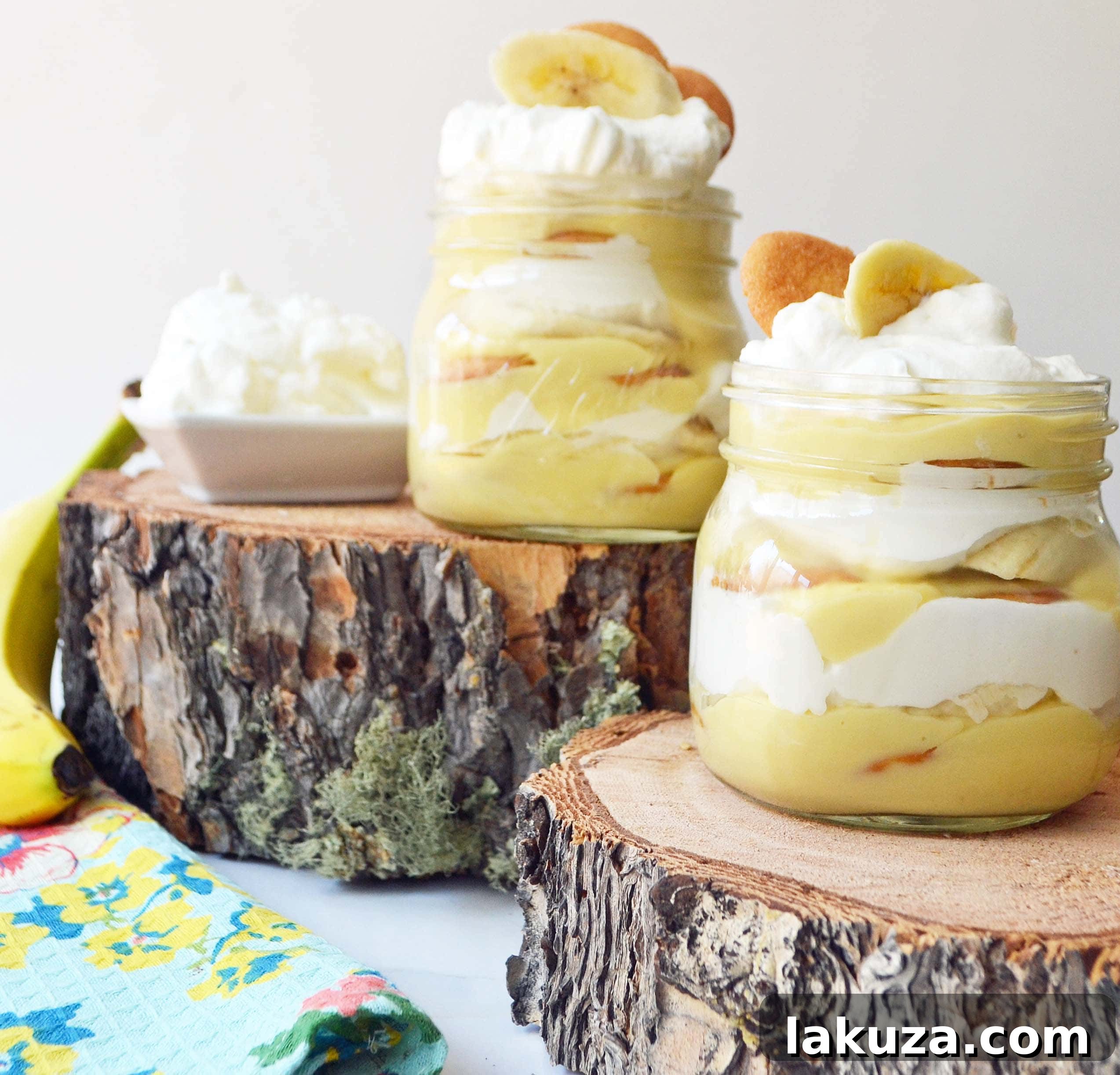 Magnolia Bakery Copycat Homemade Banana Pudding Dessert with creamy vanilla bean custard, ripe bananas, Nilla wafers, and fluffy whipped cream. An easy-to-follow recipe for a perfect Southern treat.