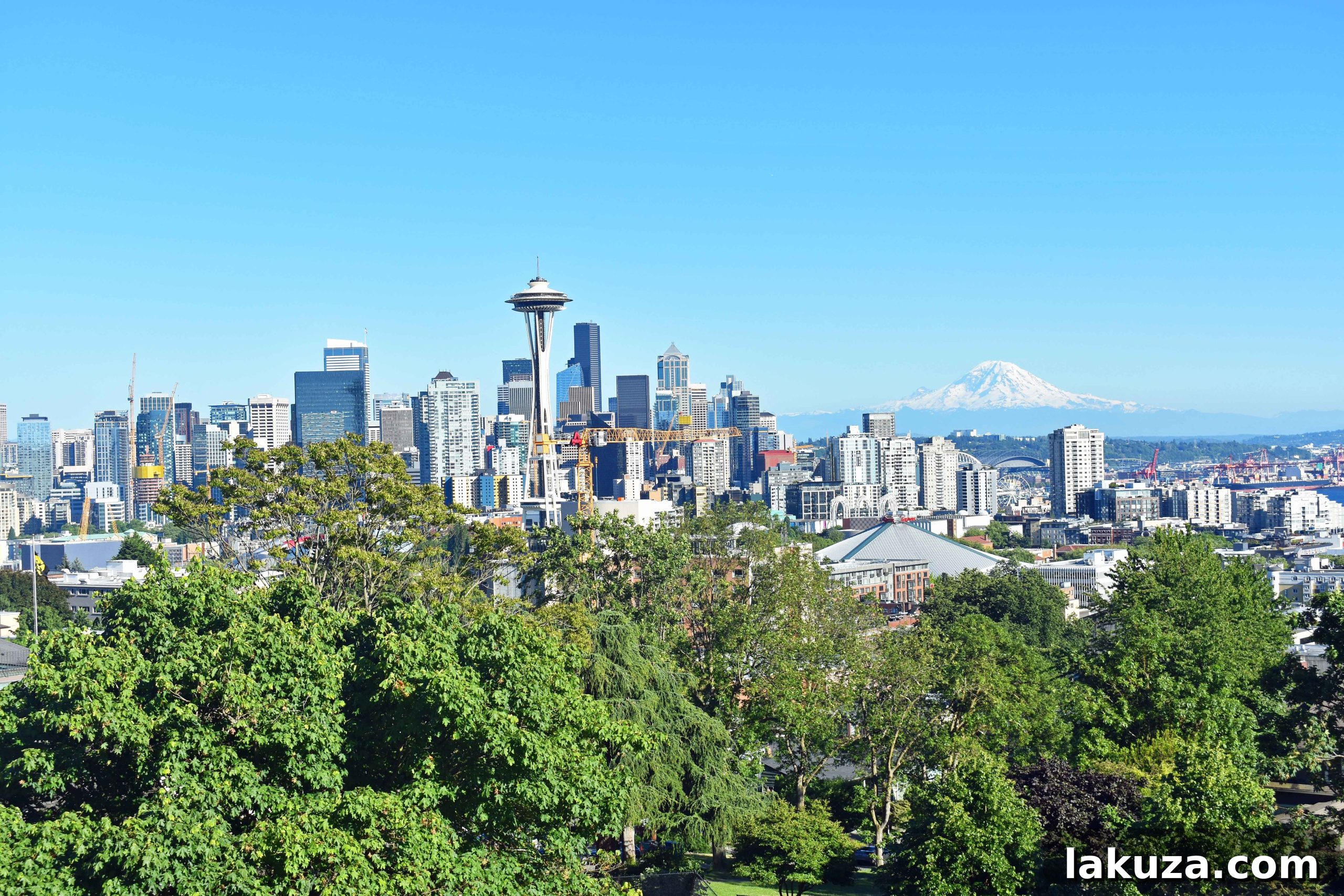 Seattle Space Needle and city skyline from Kerry Park, offering panoramic views. Explore the best places to visit and eat in Seattle.
