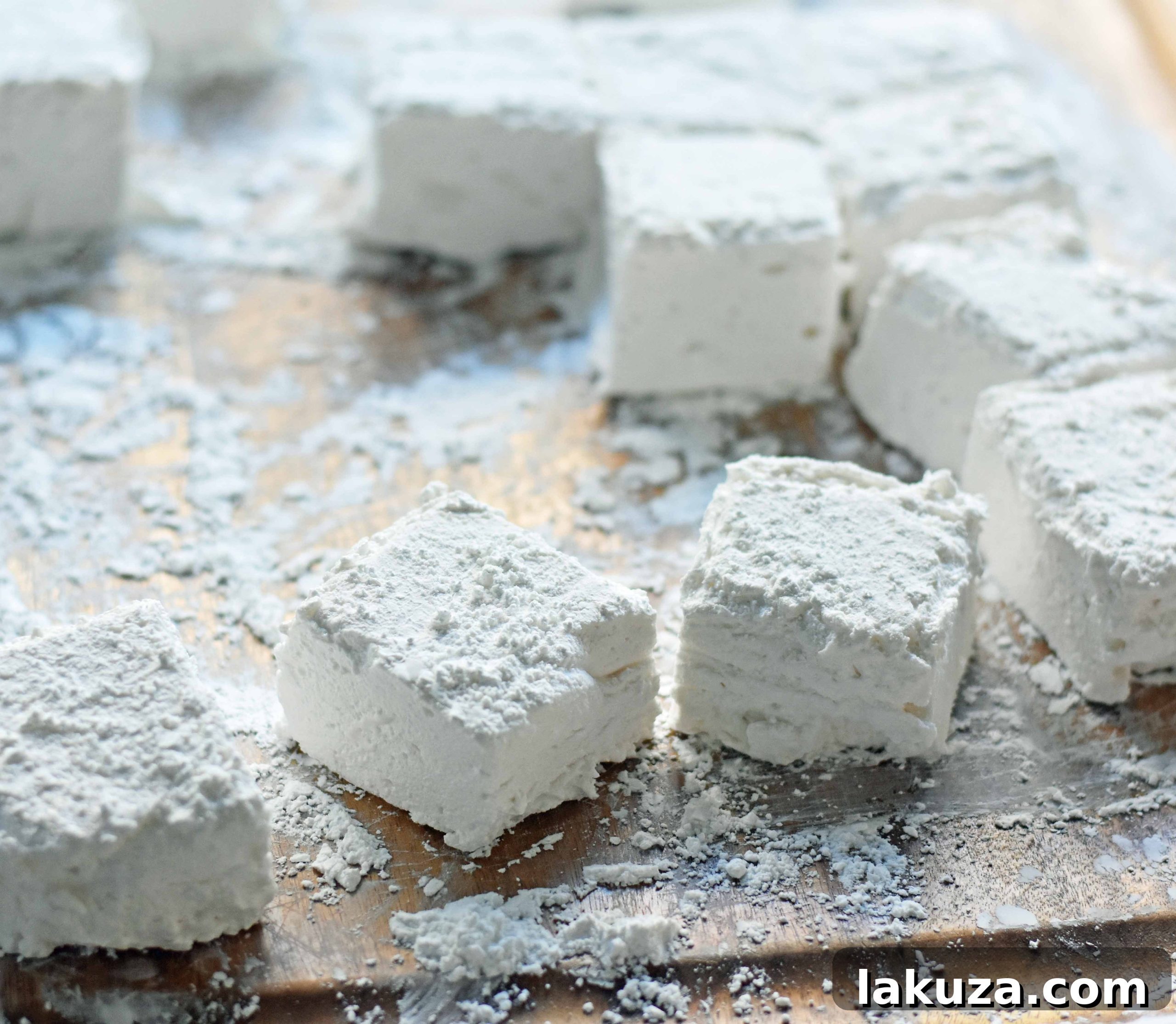 How to make soft and homemade marshmallows. Simple recipe to make perfect marshmallows at home. www.modernhoney.com