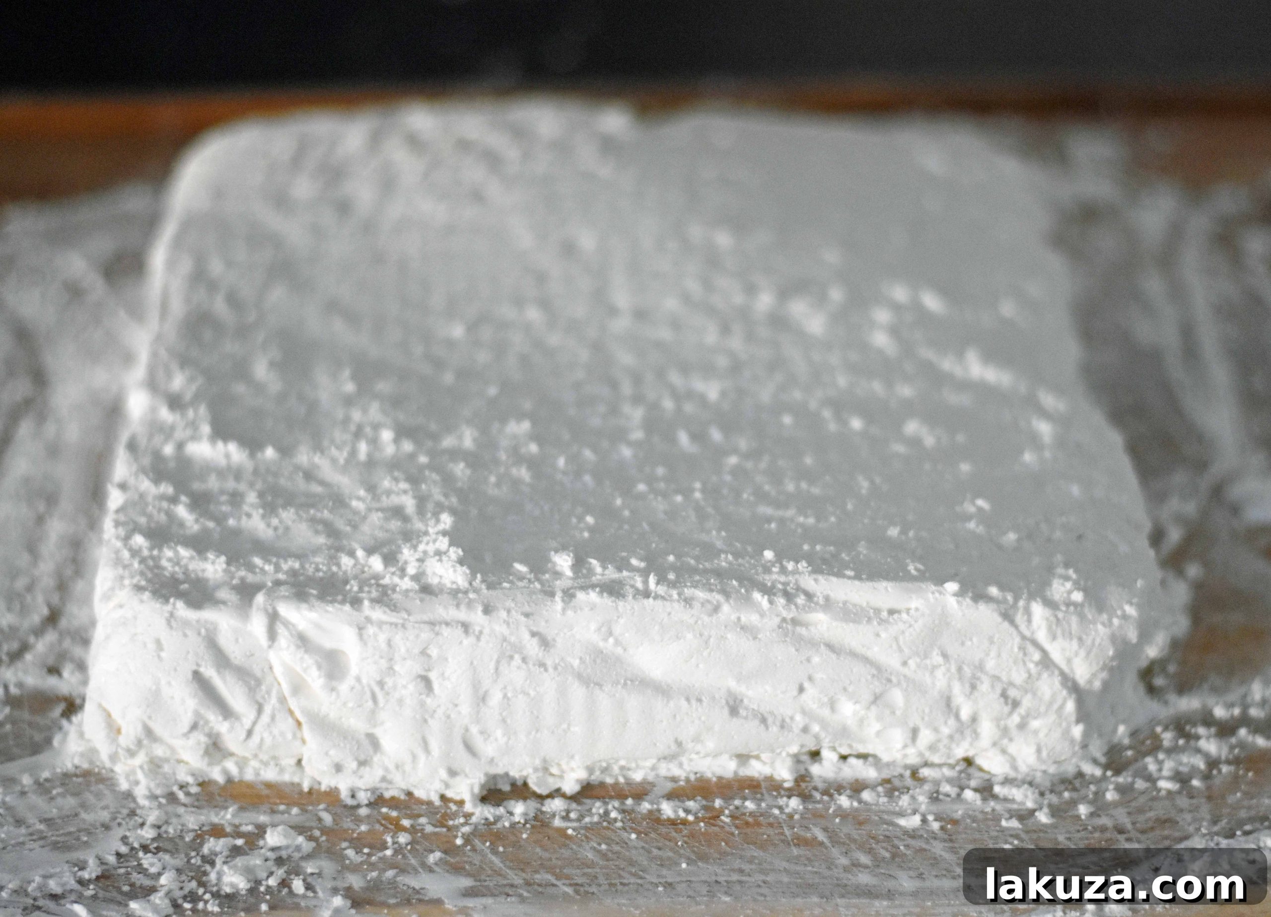 How to make soft and homemade marshmallows. Simple recipe to make perfect marshmallows at home. www.modernhoney.com