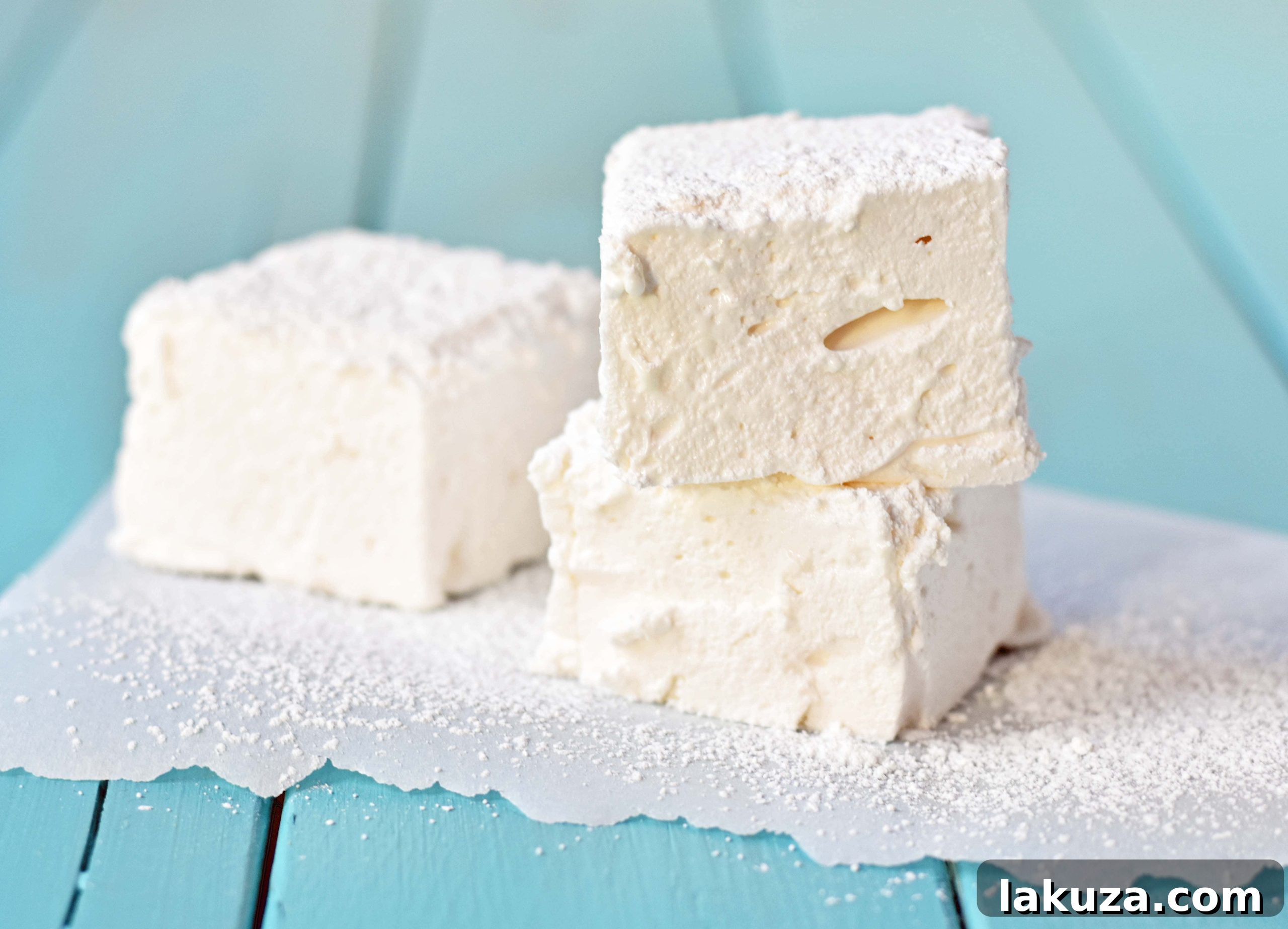 How to make soft and homemade marshmallows. Simple recipe to make perfect marshmallows at home. www.modernhoney.com