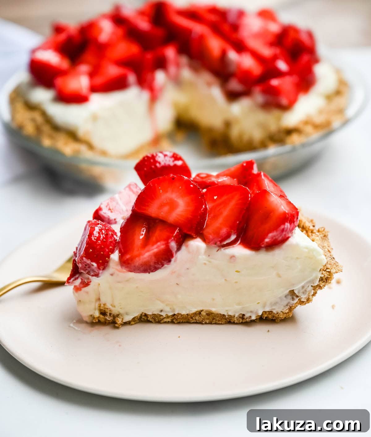 No-Bake Strawberry Pretzel Pie with Cream Cheese Filling 2 This strawberry pretzel pie has no Jello — just a buttery pretzel crust, fluffy no-bake cream cheese filling, and fresh sweet strawberries for the ultimate no-bake summer dessert that's as easy as it is show-stopping.
