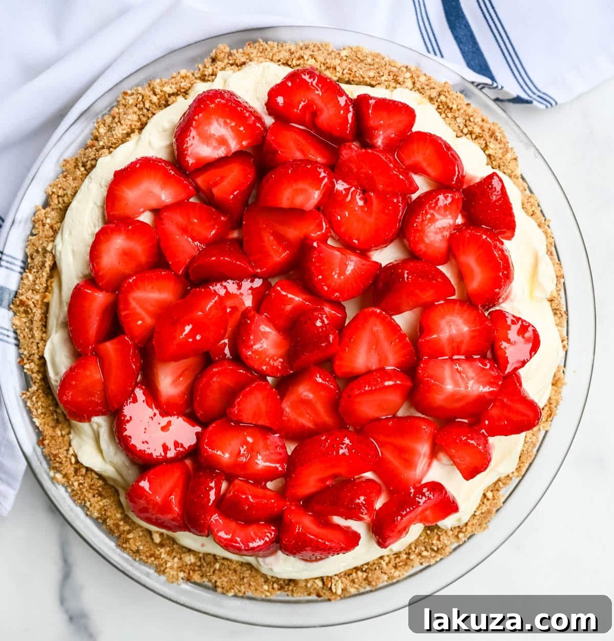No-Bake Strawberry Pretzel Pie with Cream Cheese Filling 3 This strawberry pretzel pie has no Jello — just a buttery pretzel crust, fluffy no-bake cream cheese filling, and fresh sweet strawberries for the ultimate no-bake summer dessert that's as easy as it is show-stopping.