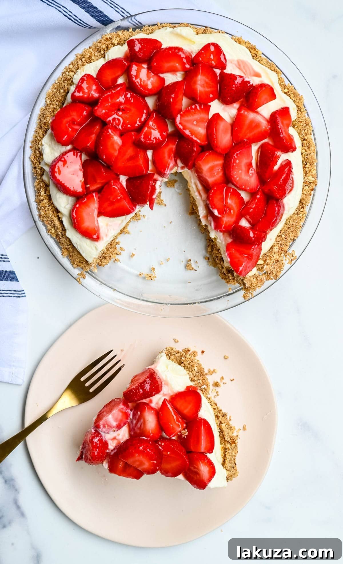 No-Bake Strawberry Pretzel Pie with Cream Cheese Filling 4 This strawberry pretzel pie has no Jello — just a buttery pretzel crust, fluffy no-bake cream cheese filling, and fresh sweet strawberries for the ultimate no-bake summer dessert that's as easy as it is show-stopping.