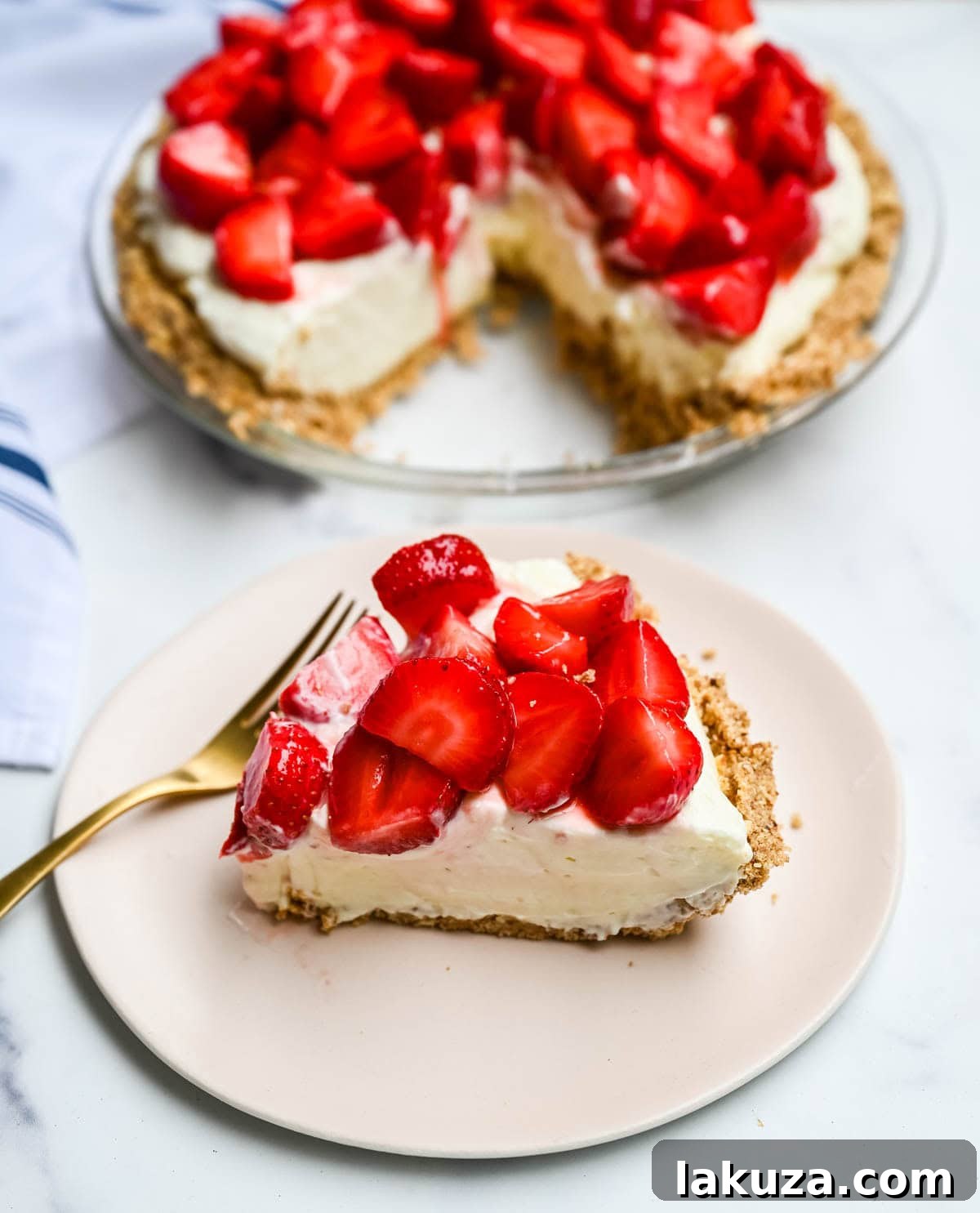 No-Bake Strawberry Pretzel Pie with Cream Cheese Filling 6 This strawberry pretzel pie has no Jello — just a buttery pretzel crust, fluffy no-bake cream cheese filling, and fresh sweet strawberries for the ultimate no-bake summer dessert that's as easy as it is show-stopping.